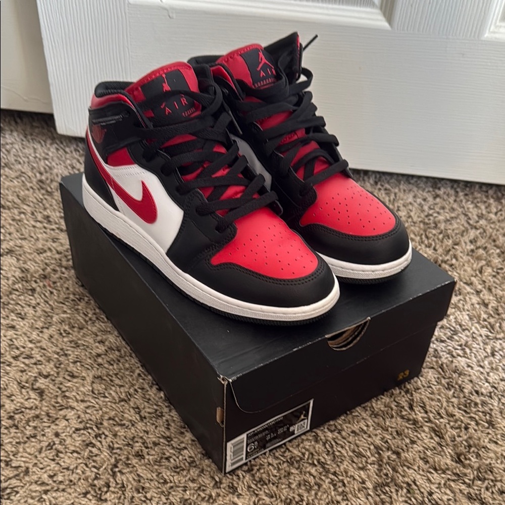 Air Jordan 1 Mid GS “Black Fire Red”